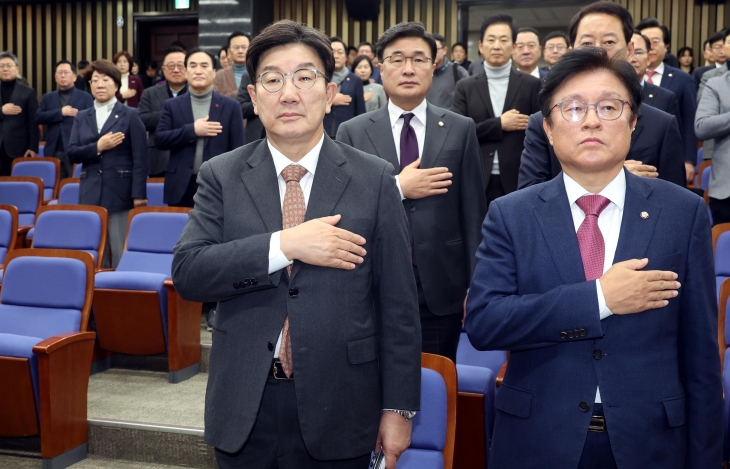 권성동 국민의힘 원내대표 겸 대표 권한대행이 27일 국회에서 열린 비상 의원총회에서 국민의례를 하고 있다. 오른쪽은 박형수 원내수석부대표.