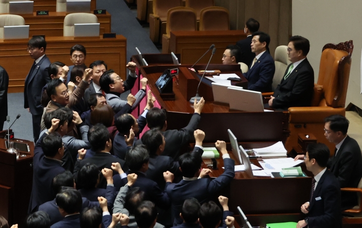 우원식 국회의장이 27일 오후 국회 본회의에서 한덕수 국무총리 탄핵소추안 가결 요건을 ‘재적 과반’으로 정하자, 이에 대해 국민의힘 의원들이 항의하고 있다. 2024.12.27 연합뉴스