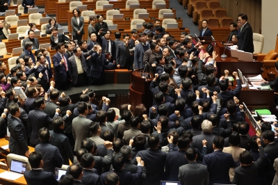 與 항의·표결 불참 가운데 한덕수 탄핵안 가결… 찬성 192표