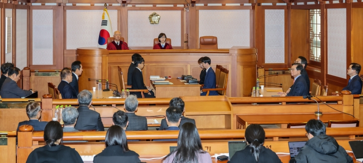 정형식, 이미선 헌법재판관이 27일 서울 종로구 헌법재판소 소심판정에서 열린 윤석열 대통령 탄핵 심판 첫 변론준비기일에 참석하고 있다. 연합뉴스