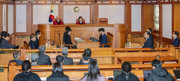 “‘尹헌법위반’ 다룰 것” “증거 뒷받침 안돼”… 탄핵심판 쟁점 정리부터 공방