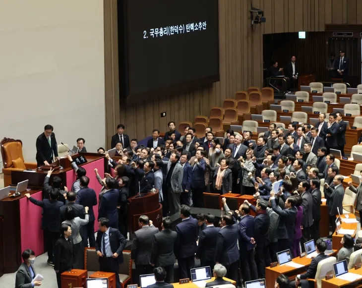 우원식 국회의장이 27일 국회 본회의에서 한덕수 대통령 권한대행 겸 국무총리 탄핵소추안 가결 의결정족수에 대해 재적의원 과반수 찬성이라고 설명하자 국민의힘 의원들이 항의하고 있다. 국민의힘은 한 권한대행 탄핵안 의결 정족수가 ‘재적의원 3분의 2 이상’이라고 주장하며 효력 정지 가처분 신청, 권한쟁의심판 청구 등 법적 조치를 검토할 방침이다. 2024.12.27 연합뉴스