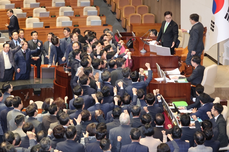 의장석 올라가 항의하는 권성동 권한대행