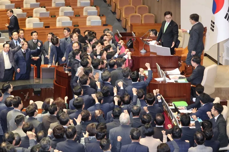 의장석 올라가 항의하는 권성동 권한대행