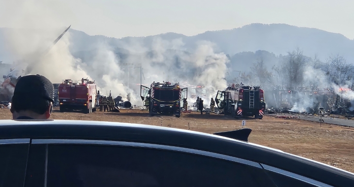 29일 오전 전남 무안군 무안공항에서 승객 175명을 태운 여객기가 추락해 불길이 솟아오르고 있다. 2024.12.29 무안 연합뉴스