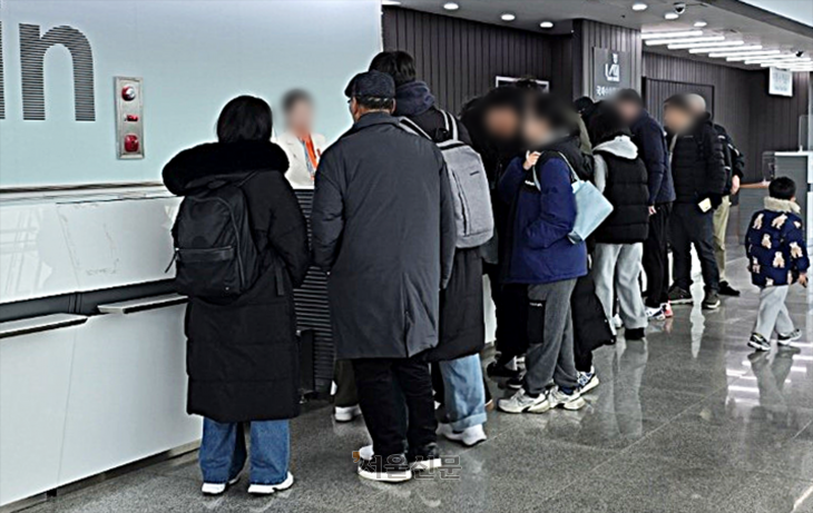 29일 전남 무안공항에서 항공기 추락사고가 발생했다. 사진은 이날 전남 무안공항 제주항공 카운터에서 탑승객 가족들이 사고 관련 항의하고 있다. 2024.12.29 무안 홍행기 기자