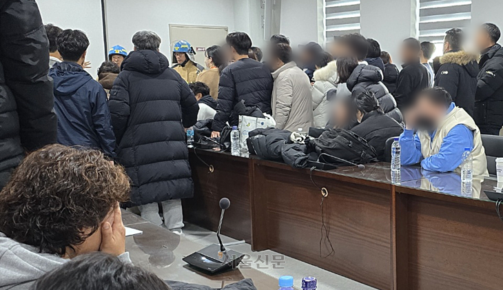 29일 전남 무안공항에서 항공기 추락사고가 발생했다. 사진은 이날 무안공항에서 사고 여객기 탑승객 가족이 소방관계자와 대화하고 있다. 2024.12.29 무안 홍행기 기자