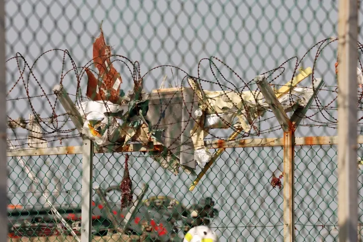 철조망에 걸린 비행기 잔해