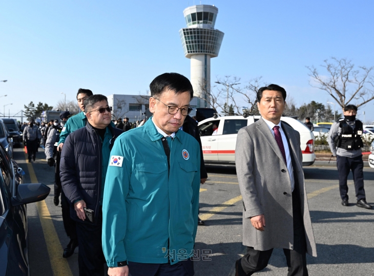 전남 무안국제공항에서 착륙 중이던 항공기가 활주로를 이탈해 울타리 외벽을 충돌한 9일 오후 사고 현장을 방문한 최상목. 2024.12.29 무안 도준석 전문기자