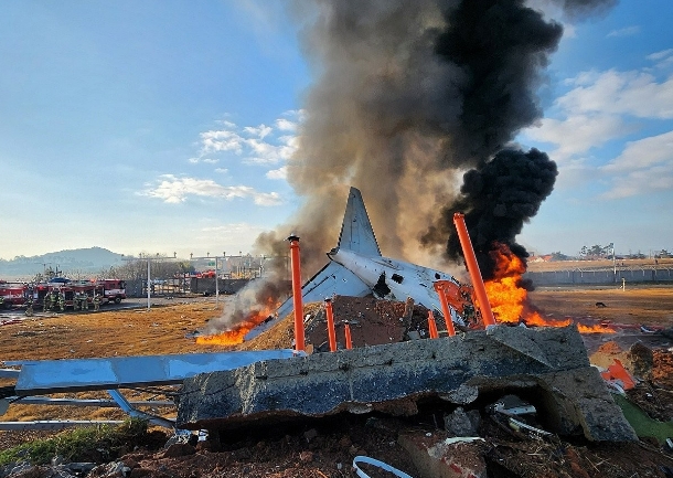 29일 오전 9시 7분쯤 전남 무안군 망운면에 위치한 무안국제공항 활주로에 제주항공 여객기가 추락했다. 독자 제공