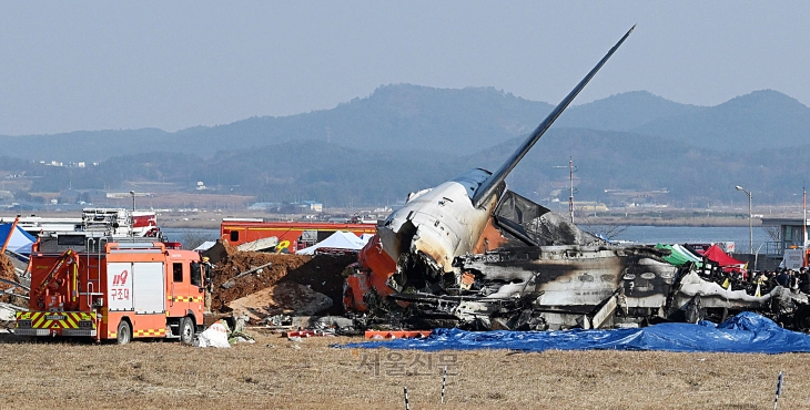 전남 무안국제공항에서 착륙 중이던 항공기가 활주로를 이탈해 울타리 외벽을 충돌한 9일 오후 사고 항공기의 모습. 2024.12.29 무안 도준석 전문기자