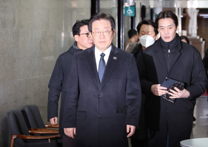 이재명 더불어민주당 대표가 29일 오후 국회에서 전남 무안공항 항공기 활주로 이탈 사고와 관련한 긴급 최고위원회의를 소집, 수습방안 등을 논의하기 위해 회의실로 이동하고 있다. 연합뉴스