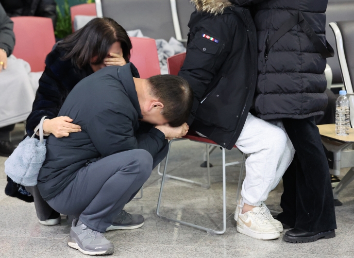 오열하는 무안 제주항공 탑승객 가족들