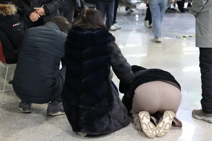 오열하는 무안 제주항공 탑승객 가족들