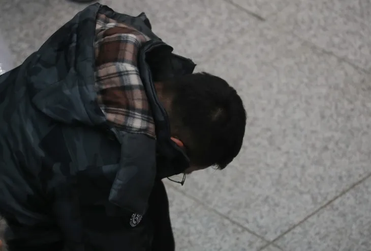 ‘바닥만 물끄러미’