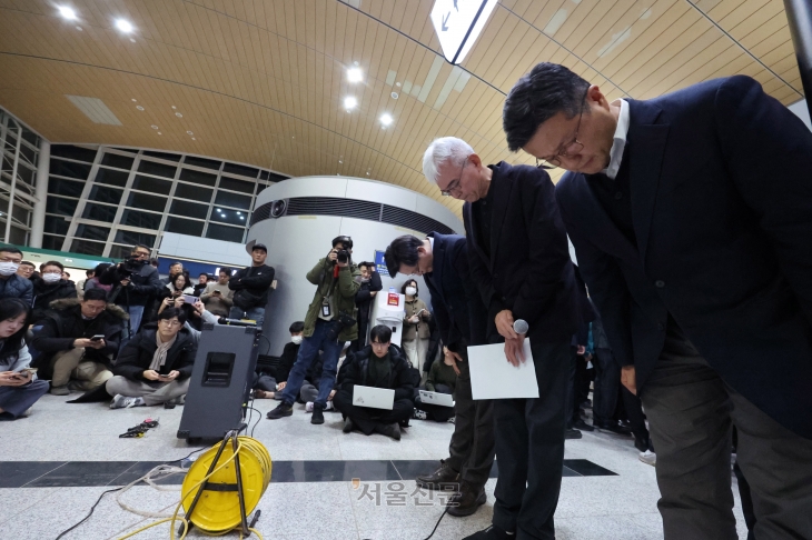 고개 숙인 제주항공 경영진