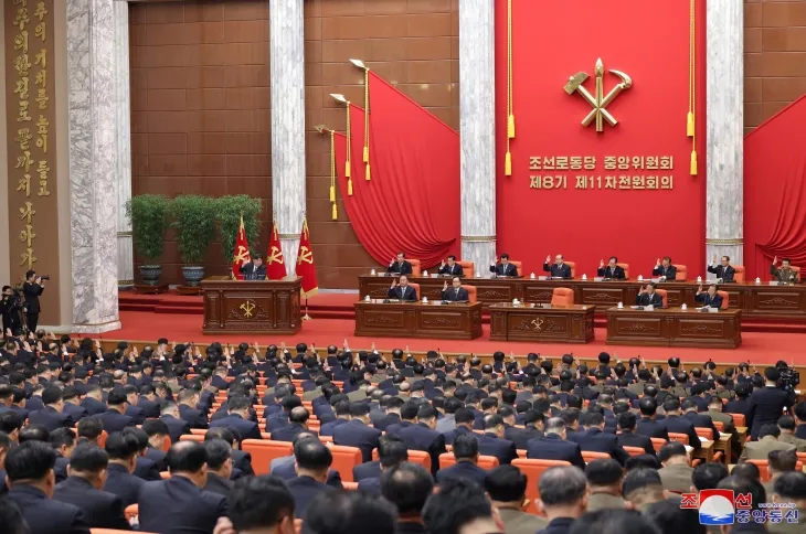 북한이 김정은 국무위원장이 참석한 가운데 지난 23일부터 27일까지 노동당 중앙위원회 제8기 제11차 전원회의를 열었다고 조선중앙통신이 29일 보도했다. 북한은 회의 결과로 대내 결속을 강조하면서도 대외 메시지는 최소화했다. 평양 조선중앙통신 연합뉴스