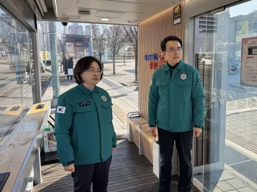 박희영(왼쪽) 서울 용산구청장이 지난 24일 효창공원앞역 용산형 스마트쉼터에서 겨울철 한파 취약시설을 점검하고 있다. 용산구 제공 박희영(왼쪽) 서울 용산구청장이 지난 24일 효창공원앞역 용산형 스마트쉼터에서 겨울철 한파 취약시설을 점검하고 있다. 용산구 제공