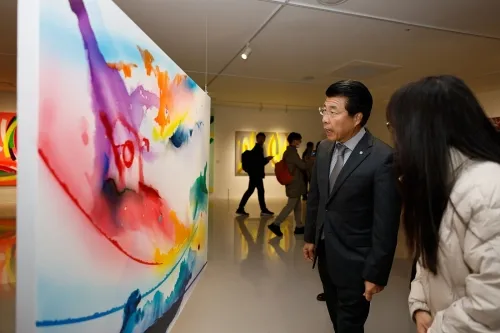 서강석 송파구청장이 지난달 22일 개관한 ‘더 갤러리 호수’에서 작품을 감상하고 있다. 송파구 제공