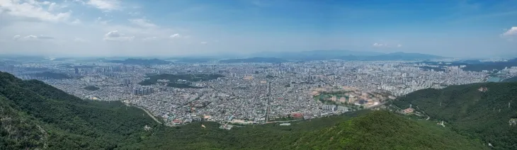 대구 남구는 전국 기초자치단체 가운데 처음으로 인구정책국을 신설하고 정주환경 조성, 교육·주거 지원 정책을 강화하는 등 인구감소로 인한 지방소멸을 막기 위해 총력전을 펼치고 있다. 사진은 남구 지역 전경. 남구 제공