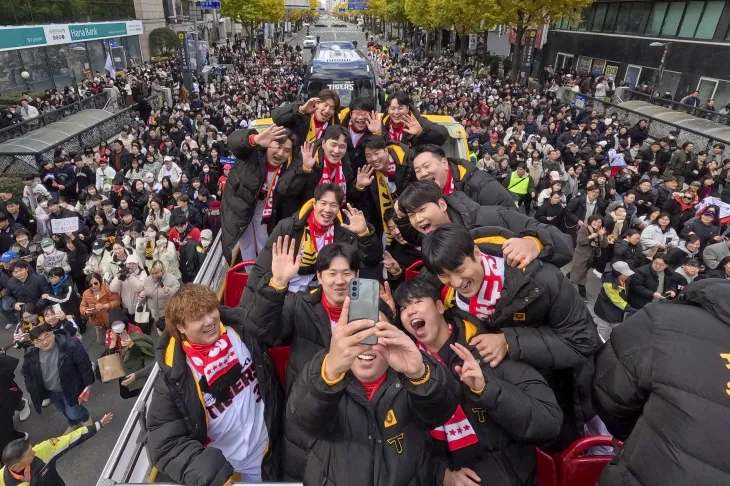 지난달 30일 광주 금남로에서 프로야구 KIA 타이거즈 선수들이 우승 기념 카퍼레이드를 하며 셀카를 찍는 모습.  연합뉴스
