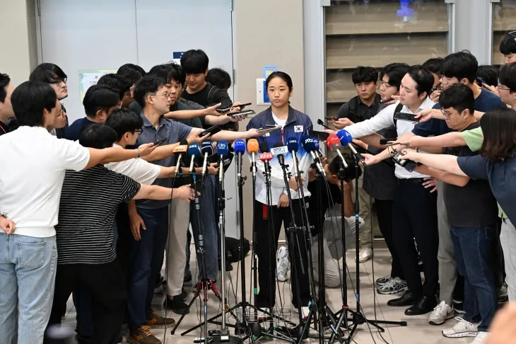 파리올림픽 배드민턴 여자 단식 금메달을 따낸 뒤 체육계 낡은 관행에 경종을 울린 안세영. 박지환 기자