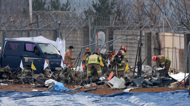 30일 전남 무안국제공항에서 소방대원들이 전날 발생한 제주항공 여객기 충돌 폭발 사고 잔해를 수색하고 있다. 2024.12.30 뉴시스