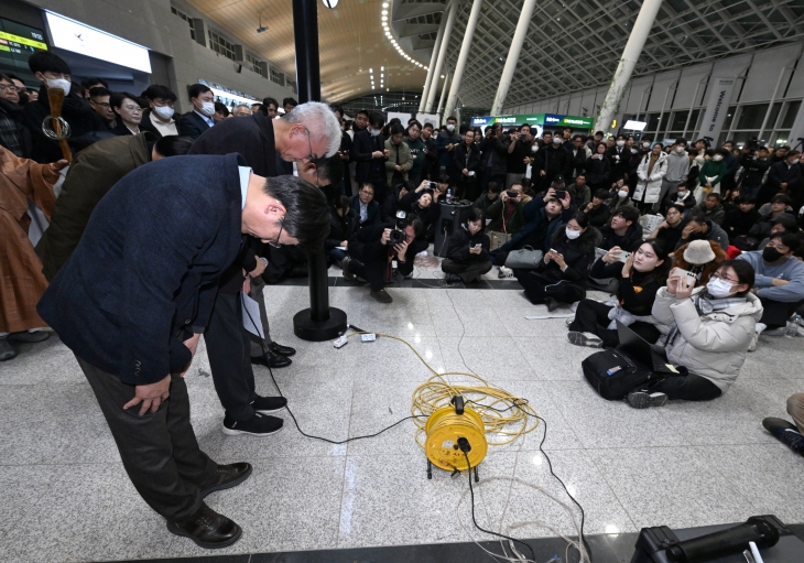 김이배(왼쪽) 제주항공 대표와 최형석 애경 총괄부회장이 29일 전남 무안국제공항 2층 유가족 대기실을 방문해 고개숙여 사과하고 있다. 2024.12.29 공동취재