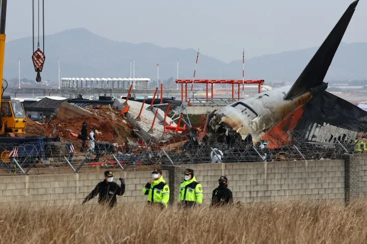 30일 전남 무안군 무안국제공항 활주로 인근의 방위각 시설(로컬라이저)이 전날 제주항공 여객기와의 충돌 여파로 파손돼 있다. 2024.12.30. 연합뉴스