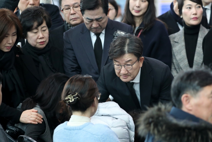 권성동 국민의힘 대표 권한대행 겸 원내대표가 30일 오전 무안국제공항에서 제주항공 여객기 사고 탑승객 가족들을 위로하고 있다. 2024.12.30 공동취재