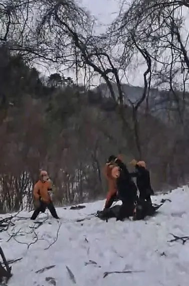 60대 여성이 양평 유명산에서 패러글라이딩을 하다가  바람에 밀려 3km 떨어진 가평의 야산에 불시착하는 사고가 발생했다. 연합뉴스