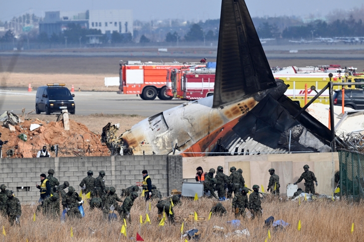 30일 오전 전남 무안국제공항에서 군인들이 전날 발생한 제주항공 여객기 충돌 폭발 사고 잔해를 수색하고 있다. 2024.12.30 무안 도준석 전문기자