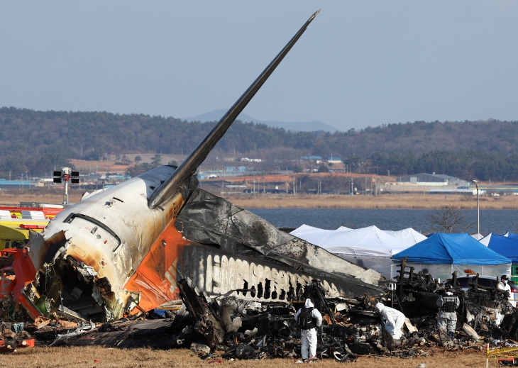 전남 무안국제공항 제주항공 여객기 참사 현장에서 경찰 과학수사대가 30일 현장감식을 하고 있다. 무안 연합뉴스