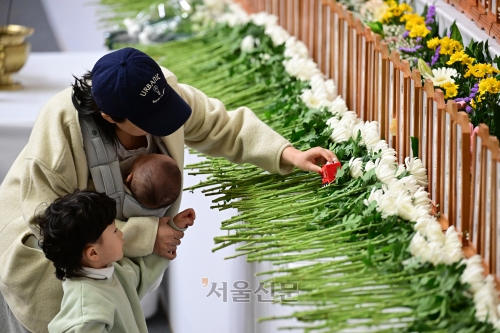 전남 무안종합스포츠파크에 차려진 합동분향소를 찾은 시민들. 서울신문 DB