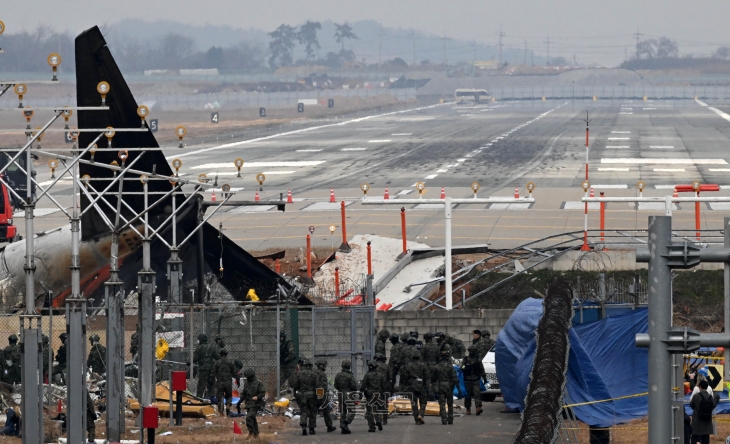 30일 오전 전남 무안국제공항 활주로에 전날 발생한 제주항공 여객기 충돌 폭발 사고 당시 동체 착륙으로 미끄러진 흔적이 보이고 있다. 2024.12.30 도준석 전문기자