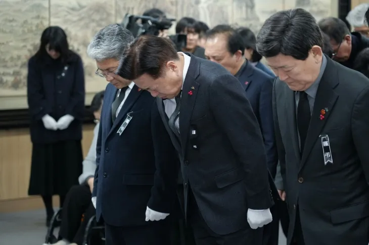 오영훈(가운데) 제주도지사와 김광수(오른쪽) 교육감, 이상봉 도의회의장 등이 제주도의회 의원회관 1층 대회의실에서 마련된 무안공항 제주항공 여객기 사고 합동분향소에서 추모하고 있다. 제주도 제공