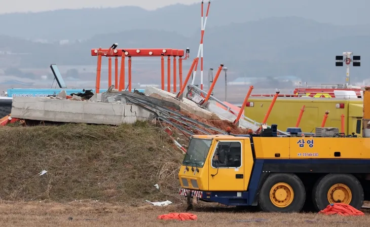 30일 오전 전남 무안국제공항에 콘크리트 재질 방위각 시설이 전날 제주항공 여객기와의 충돌 여파로 파손돼 있다. 2024.12.30. 뉴스1