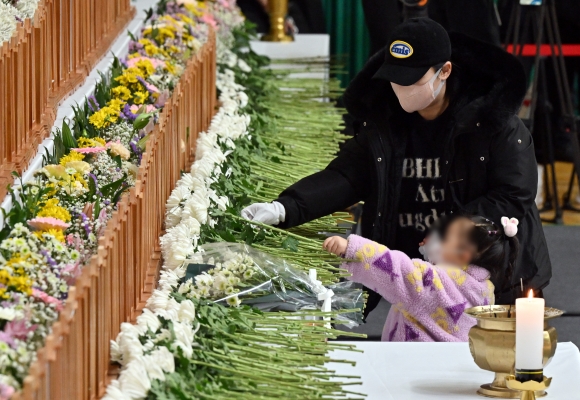 제주항공 대참사에 전국이 추모물결…지자체·기업도 연말연시 행사 취소로 ‘동참’