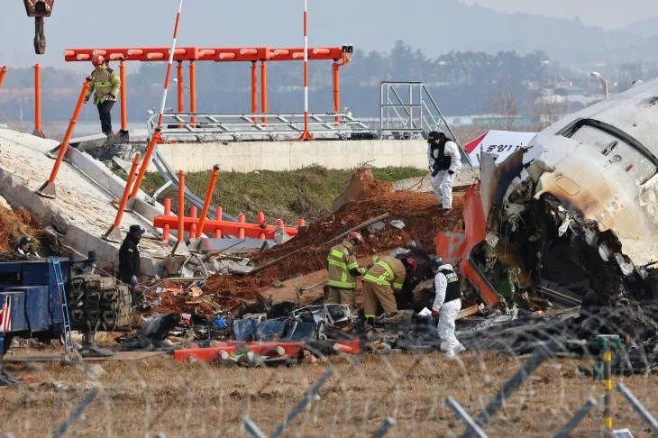 30일 전남 무안군 무안국제공항 제주항공 여객기 충돌 폭발 사고 현장에서 경찰 과학수사대가 활주로 인근의 방위각 시설(로컬라이저)을 살피고 있다. 방위각 시설은 공항의 활주로 진입을 돕는 역할을 하는 일종의 안테나로, 흙으로 된 둔덕 상부에 있는 콘크리트 기초와 안테나가 서 있는 구조다. 2024.12.30 연합뉴스