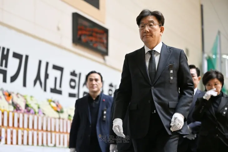 권성동 국민의힘 원내대표가 30일 오전 전남 무안군 무안스포츠센터에 마련된 제주항공 여객기 사고 희생자 합동분향소를 찾아 조문을 마친 후 이동하고 있다. 2024.12.30  무안 도준석 전문기자