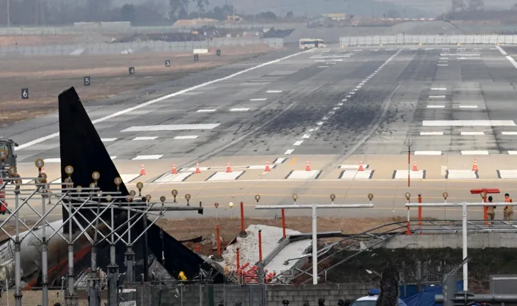 30일 오전 전남 무안국제공항 활주로에 전날 발생한 제주항공 여객기 충돌 폭발 사고 당시 동체 착륙으로 미끄러진 흔적이 보이고 있다. 2024.12.30 도준석 전문기자