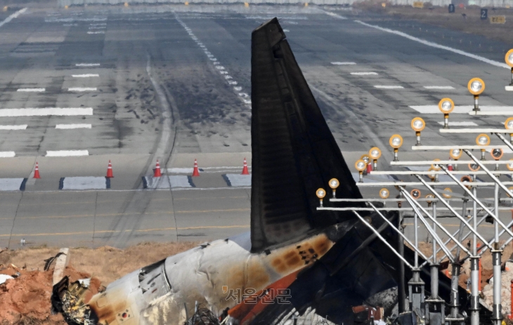 30일 오전 전남 무안국제공항 활주로에 전날 발생한 제주항공 여객기 충돌 폭발 사고 당시 동체 착륙으로 미끄러진 흔적이 보이고 있다. 2024.12.30 도준석 전문기자