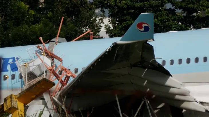 필리핀 세부국제공항 대한항공 오버런 사고에서 대한항공 여객기가 로컬라이저에 부딪혔지만 폭발이 일어나지 않았다. 2022.10.24. 유튜브 피나이티비 캡쳐