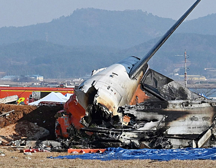 전남 무안국제공항에서 착륙 중이던 항공기가 활주로를 이탈해 울타리 외벽을 충돌한 9일 오후 사고 항공기의 모습. 2024.12.29 무안 도준석 전문기자