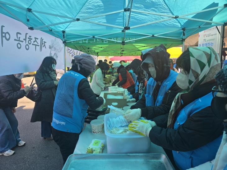 무안국제공항 탑승동과 관리동 사이 주차장에서 자원봉사자들이 배식활동을 펼치고 있다. 무안 홍행기 기자