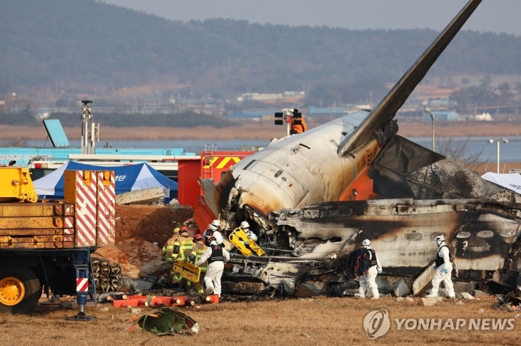 전남 무안군 무안국제공항 제주항공 여객기 참사 현장에서 경찰 과학수사대가 현장 조사를 하고 있다. 연합뉴스.