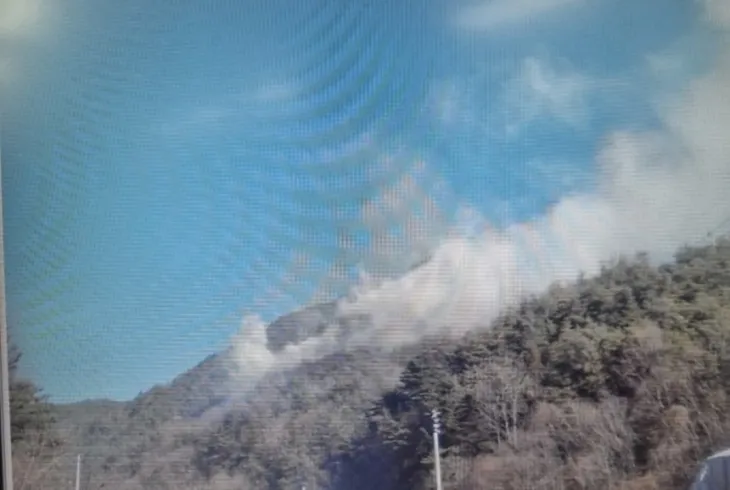 31일 오후 2시15분쯤 대구 군위 삼국유사면 화북리 각시산 중턱에서 불이 나 관계당국이 진화에 나섰다. 연합뉴스