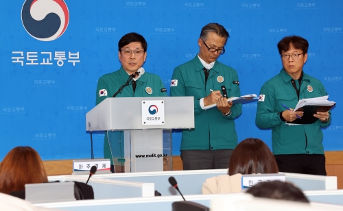 국토교통부 주종완 항공정책실장이 31일 오후 정부세종청사에서 열린 ‘무안 제주항공 여객기 사고 브리핑’에서 기자들의 질문에 답하고 있다. 왼쪽부터 주 실장, 유경수 항공안전정책관, 김홍락 공항정책관. 세종 연합뉴스