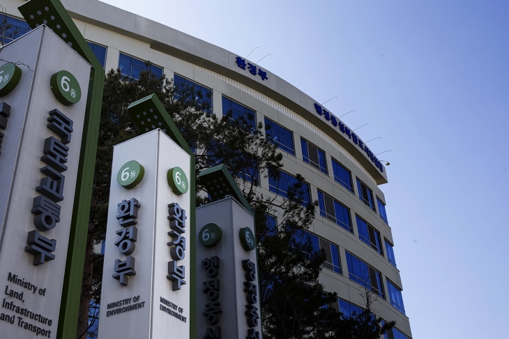 정부가 2026년부터 온실가스 배출허용 총량을 강화하고 유상할당을 확대하는 내용을 담은 ‘제4차 배출권거래제 기본계획(2026~2035)’을 심의·확정했다. 정부세종청사 환경부. 서울신문 DB