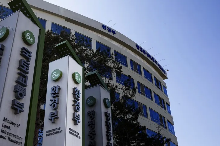 정부가 2026년부터 온실가스 배출허용 총량을 강화하고 유상할당을 확대하는 내용을 담은 ‘제4차 배출권거래제 기본계획(2026~2035)’을 심의·확정했다. 정부세종청사 환경부. 서울신문 DB